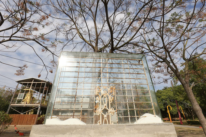 藝術家利用廢棄鐵花窗創作裝置藝術，也是二手建材的途徑之一。
