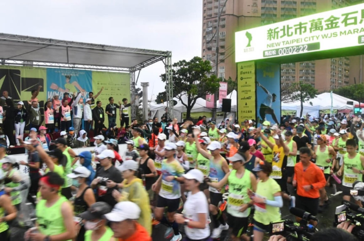 2023新北市萬金石馬拉松19日上午在萬里翡翠灣舉辦，共有1萬多名跑者參與，是全台首場經世界田徑總會認證的金標賽事。（新北市政府提供）