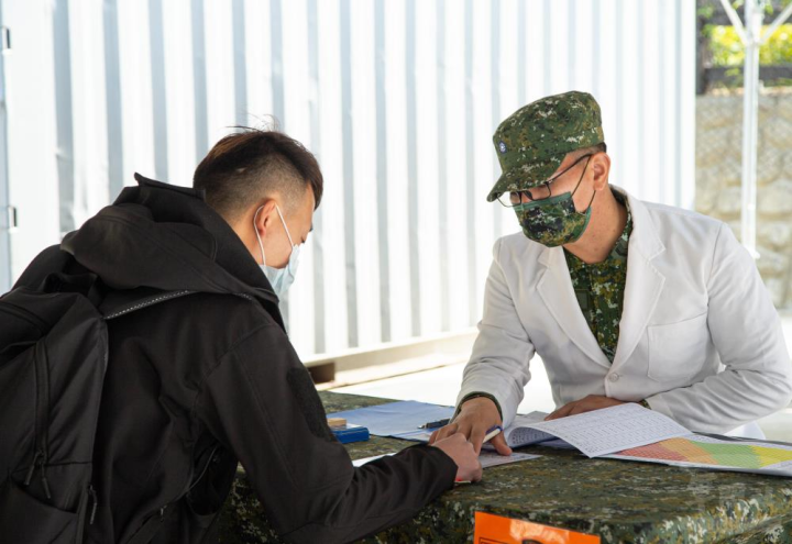 陸軍步兵302旅砲兵營14天教育召集訓練4日報到，召員依序完成報到程序。