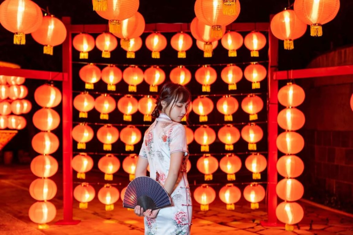 新北市政府觀光旅遊局表示，「九份紅燈籠祭」活動展至26日，推薦遊客安排春遊美拍之旅，遊客可租借旗袍走在古色古香的建築、懷舊街道，拍照打卡。（新北市觀旅局提供）