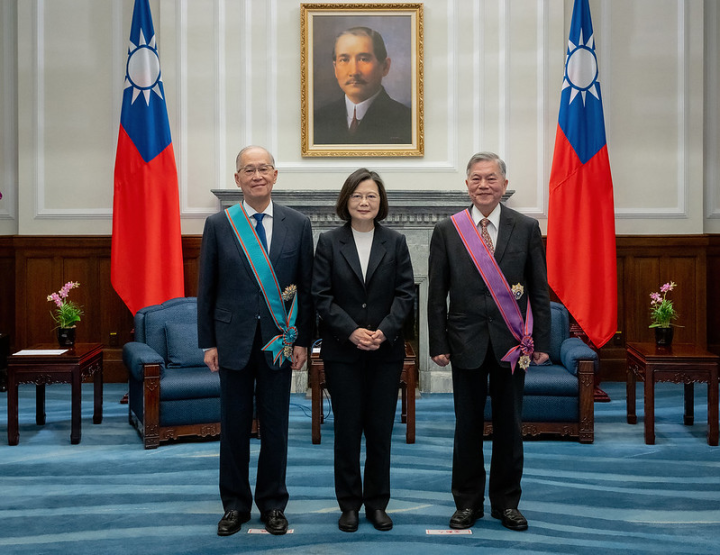 蔡英文總統3日上午頒授總統府前秘書長李大維「一等卿雲勳章」及行政院前副院長沈榮津「一等景星勳章」