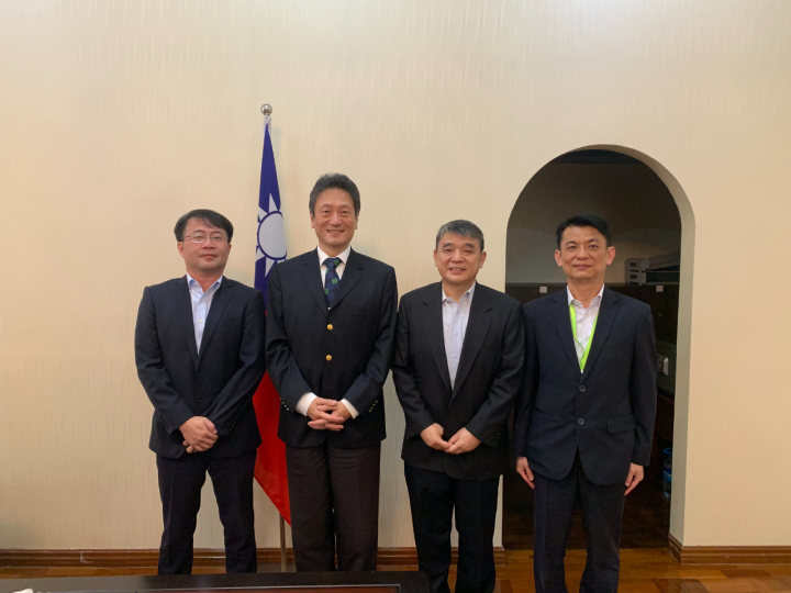 周中興大使(左2)、曾錫彬首代(左1)、方彥茂首代(右2)、李盈標首代(右1)合影