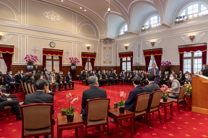 總統與「第24屆國家建築金質獎及第19屆國家品牌玉山獎得獎代表」相互交流