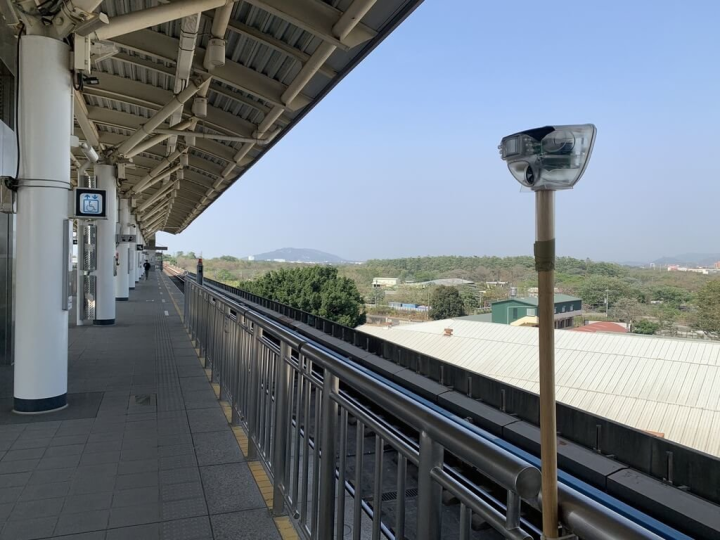 高雄捷運青埔站等高架站常有鳥糞污染月台，高捷公司近期設置驅鳥設施，利用聲光等不傷害鳥類方式防止鳥類靠近。（高雄捷運公司提供）