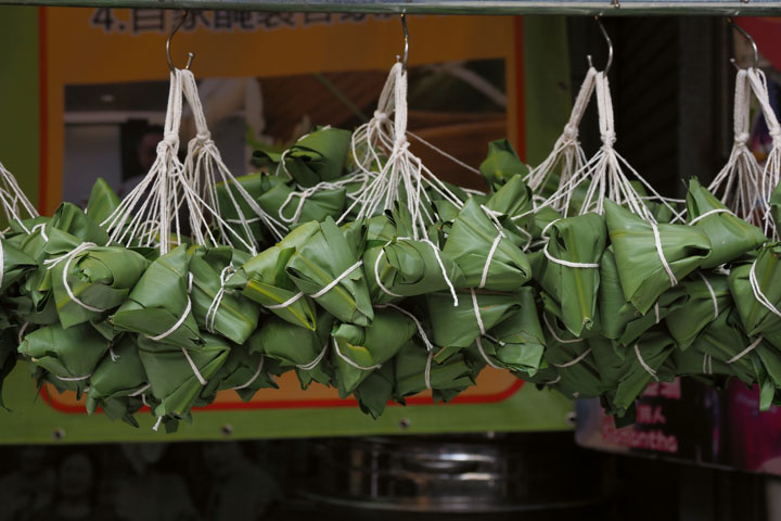 青草在生活層面運用很廣，包粽子、草仔粿的原料，或是路邊奉茶的飲品，都是台灣青草文化的一環。