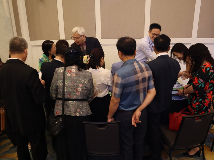 台灣生技中醫藥拓銷團23日在越南首都河內市與當地業者洽談，共計15家台灣業者出席，越方則有75家參與。圖為越南業者在活動現場圍觀台灣業者所展出的產品。