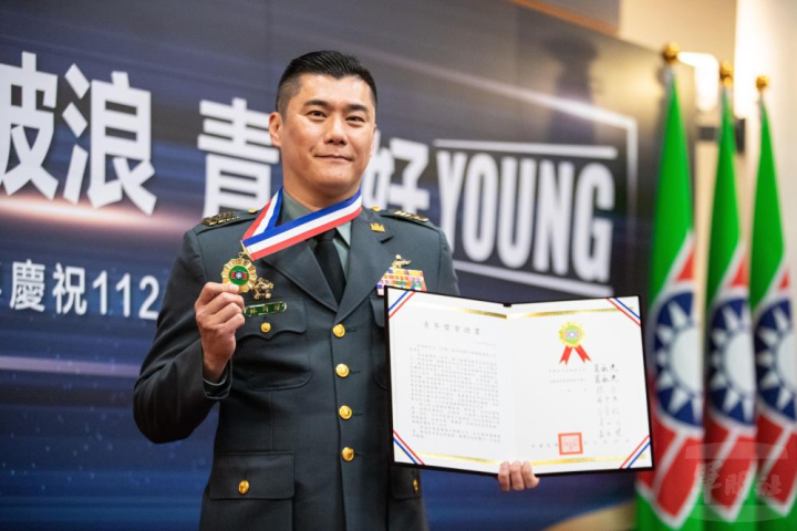 林岡緯士官長榮獲「基層奉獻類」青年獎章。（軍聞社記者謝宏檜攝）