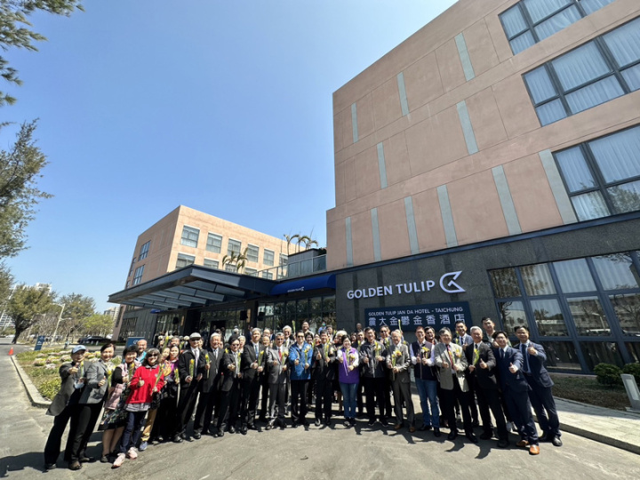 國際品牌酒店「震大金鬱金香酒店」進駐台中海線， 6日正式開幕，飯店為響應環保推出「愛地球客 房」，不提供一次性備品，更希望自備水壺、拖鞋， 貫徹完整綠色旅行新價值。