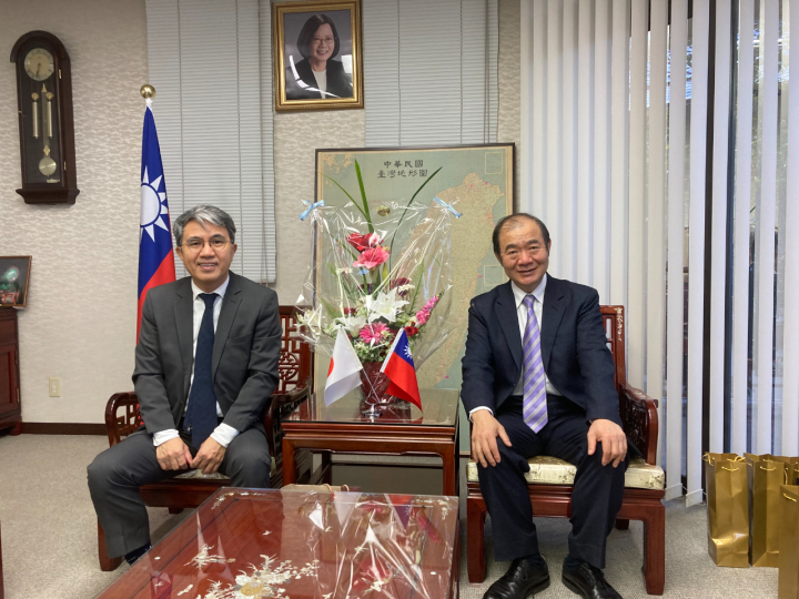 3月2日上午陳總領事銘俊接待實踐大學副校長郭壽旺先生，洽談促進教育交流事宜 陳總領事銘俊(右)接待實踐大學副校長郭壽旺先生(左)