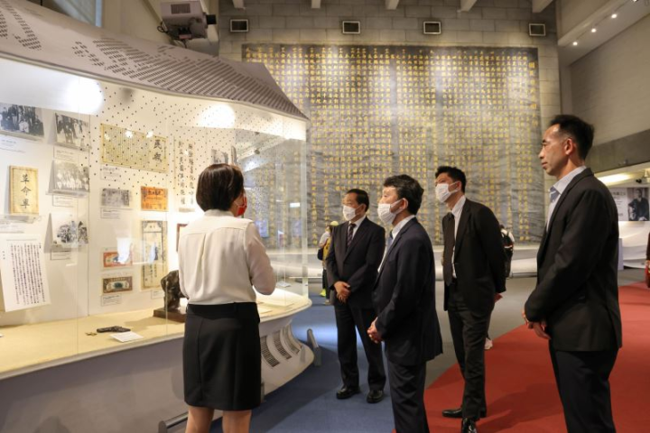 王蘭生館長(右一)陪同橫濱中華學院參訪團聆聽導覽解說
