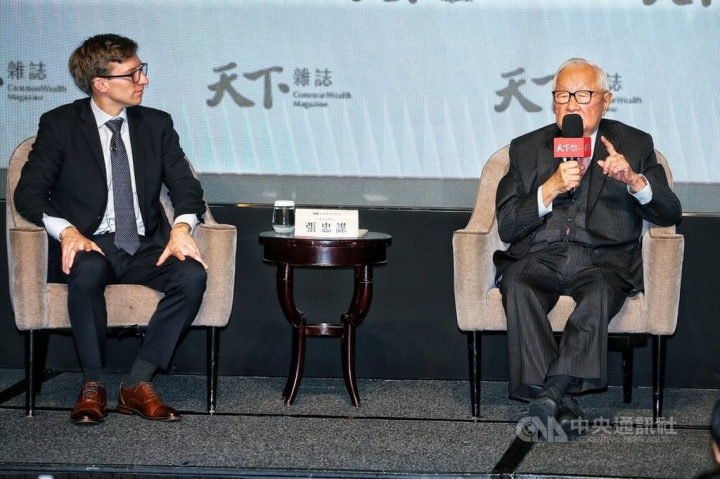 Historian and "Chip War" author Chris Miller (left) and TSMC founder Morris Chang. CNA photo March 16, 2023