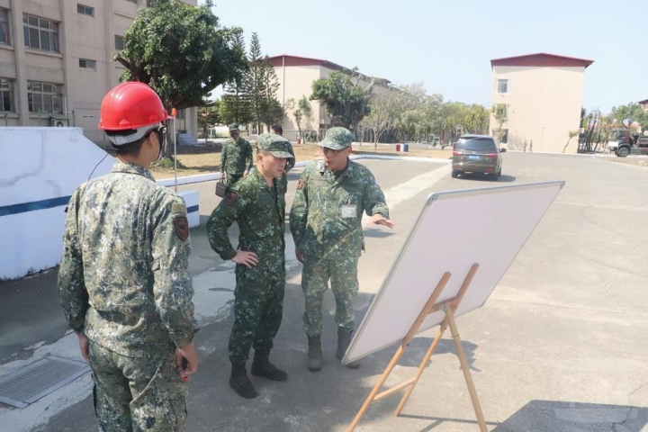 陸軍第八軍團指揮官呂中將視導54工兵群抗旱整備實況。（陸軍第8軍團提供）