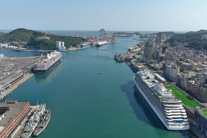 基隆港7日喜迎麗晶七海郵輪「七海探索者號」（右白色船身）和荷美郵輪「威士特丹號」（左黑色船身）2艘國際郵輪到港。（基隆市政府提供）