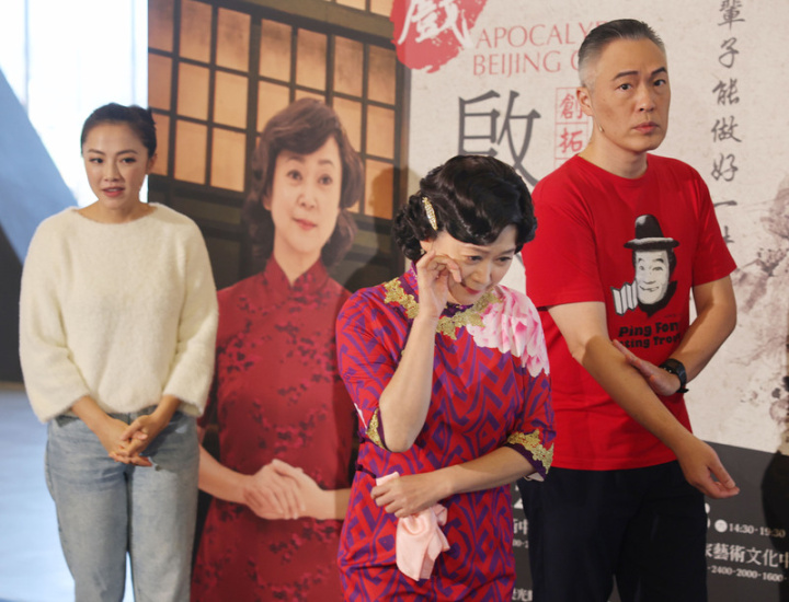 李國修經典劇作2023「京戲啟示錄」將在台北表演藝術中心重新推出，李國修遺孀王月（前中）演出劇中「二大媽」一角，9日彩排記者會中也以劇中角色造型現身。