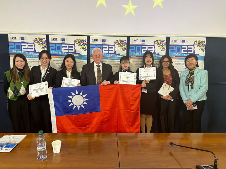 台灣代表團成員與2023義大利科學展覽會大會執行秘書長皮埃里（Alberto Pieri）（左4）合照。（駐義大利代表處提供）