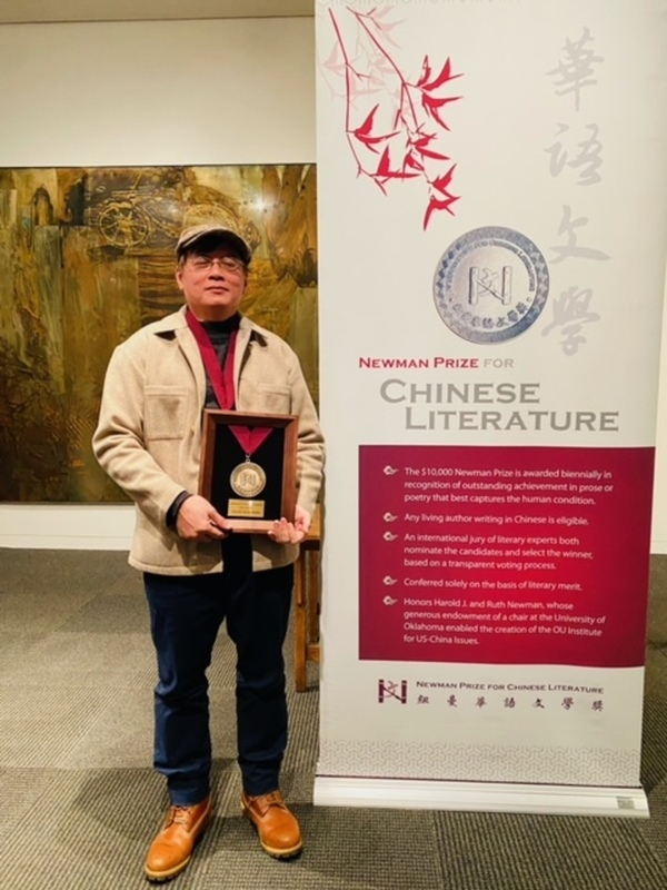 美國「紐曼華語文學獎」2023年頒給出身婆羅洲的台灣作家張貴興。他感謝台灣的環境與支持，讓他得以持續創作，也期望有更多國際文學獎項注意到台灣。（休士頓台灣書院提供）