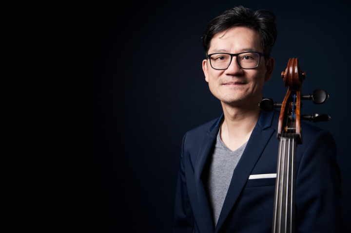 台北市立國樂團將以國樂呈現台灣前輩作曲家蕭泰然「大提琴協奏曲」，由首席指揮張宇安與旅德大提琴家楊文信（圖）合作，重現這首溫暖經典，也展現台灣土地上的美好人情與文化。（北市國提供）