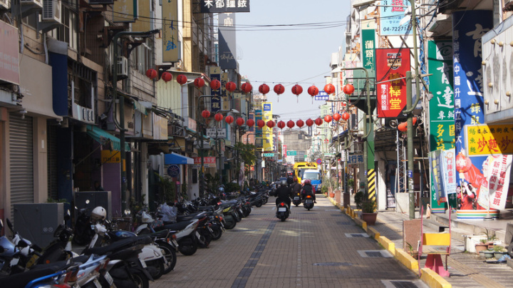 位在彰化市永樂街的永樂觀光夜市商圈曾是中部規模 最大、最熱鬧的夜市，但已逐漸沒落，彰化縣政府青 年發展處舉辦永樂街區再造競圖比賽，請相關科系的 青年學子，就永樂街區提出環境規劃願景。
