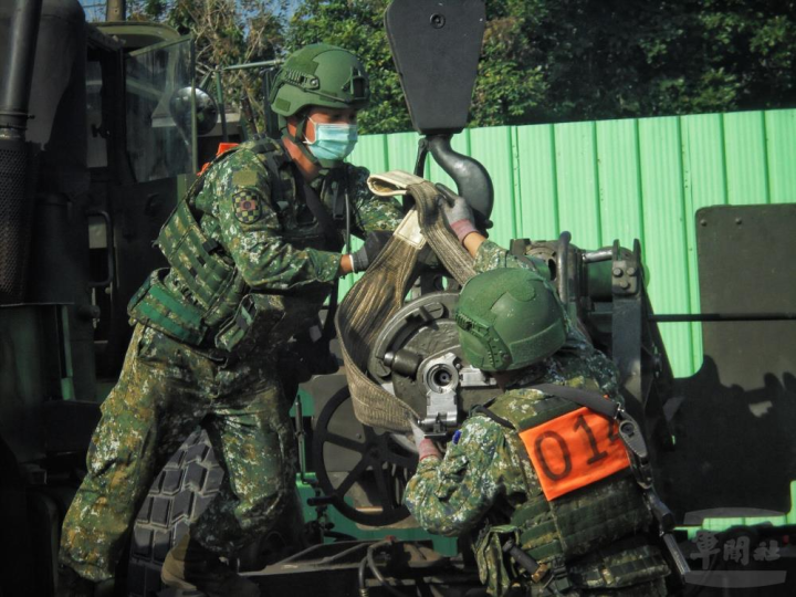官兵進行155榴砲組合拆卸測驗。（八軍團提供）