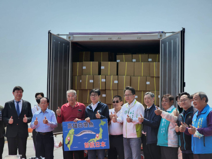 高雄市興達港區漁會15日出口7噸白帶魚至日本，以產品小包裝易料理方式，搶攻日本家庭消費市場。高雄市長陳其邁（前左4）等人出席封櫃記者會。