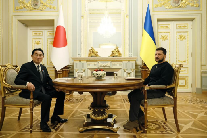 日本首相岸田文雄（左）21日在烏克蘭首都基輔會見烏國總統澤倫斯基（右），罕見出訪行程凸顯東京當局對烏克蘭抵抗俄羅斯侵略的強烈支持。（圖取自日本首相官邸網頁kantei.go.jp）