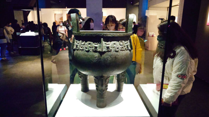 故宮南院1日指出，人氣國寶展目前展出「嬰祖丁鼎」將展至12日，14日起換展「翠玉白菜」；228連假期間，共吸引超過2萬人觀展。