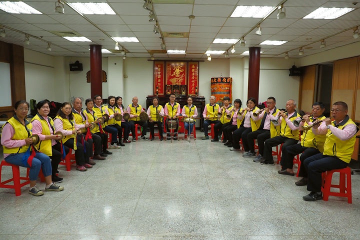 There is a real sense of cohesion among the members of Li Chuen Yuan. In the photo they are shown performing music seated in a semicircle; this is called paichang.