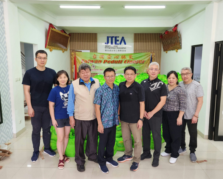 爪哇省席安約鎮去年底發生強震，印尼三輪慈善基金會執行長鐘文燐（左3）、雅加達台灣工商聯誼會理事長秦嘉生（左4）、監事長蔡鎮雄（右4）、郭東義（右3）、秘書長石支燕（右2）等人協助包裝物資，送愛至災區。（雅加達台灣工商聯誼會提供） 