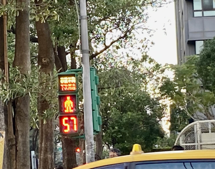 台中市交通局表示，一般行人專用號誌燈的邊長為20公分，因應醫院、商圈與重要節點，有很多高齡民眾出入，考量其視力問題，交通局特別將行人燈鏡面放大到邊長30公分，讓跑步的小綠人明顯易見，提升行人號誌辨識度。（台中市交通局提供）