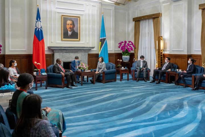 President Tsai exchanges views with Minister Baptiste.