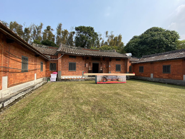 位於桃園市大溪區的簡送德古宅，興建於西元1897年，至今已有逾百年歷史，在2014年被指定為市定古蹟。（桃園市文化局提供）