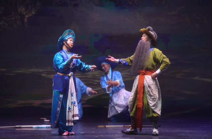 台灣劇場經典、已故大師李國修經典劇作「京戲啟示錄」9日晚間將在台北表演藝術中心搬演，演員下午全副武裝進行總彩排，搶先曝光精彩片段。