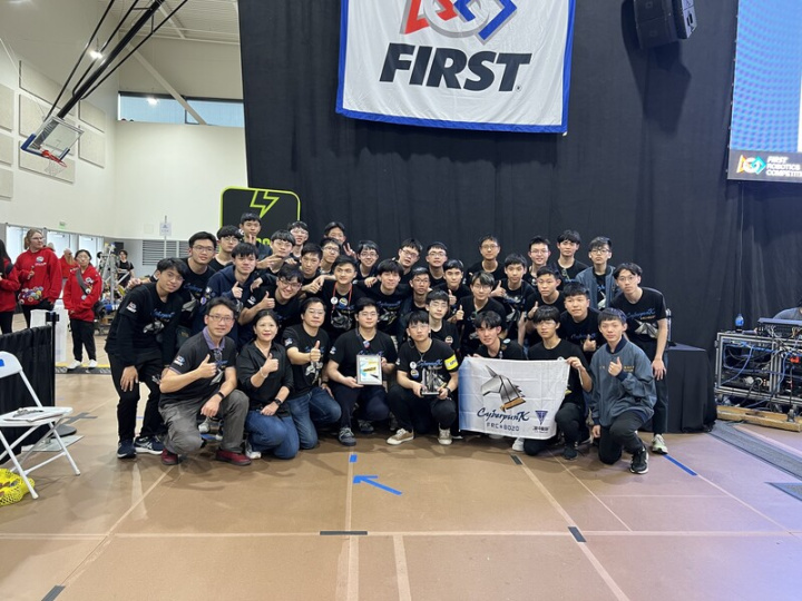 台北市建國中學機器人校隊赴美參加「FRC（First Robotics Competition）機器人競賽」，19日在洛杉磯區域賽獲得「卓越工程獎」（Excellence in Engineering Award），團隊與獎章合照。