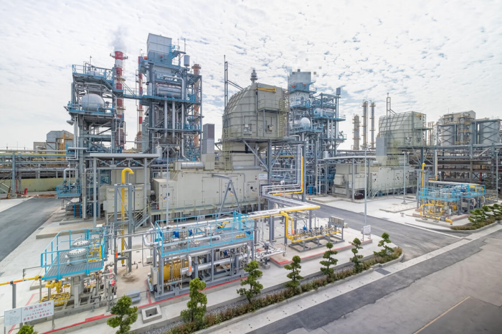 奇美實業23日宣布設於台南仁德廠的汽電共生廠正式商轉，採用天然氣為燃料，並回收發電過程餘熱產生蒸汽，可達80%用電自主供給。（奇美實業提供）