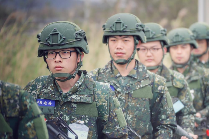 陸軍步兵302旅砲兵營14天教育召集訓練日前實施7公里戰術行軍。（陸軍第十軍團提供）