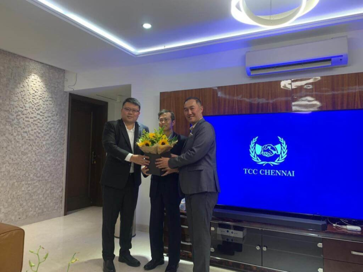 印度清奈台灣商會25日正式成立，中華民國駐清奈辦事處處長陳俊郎（中）向會長李哲瑜（左）與副會長鍾宏駿表示祝賀。（外貿協會駐清奈辦事處提供）