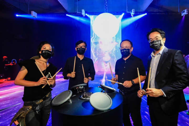 2022 DigiWave再度獲得美國繆思創意大獎沉浸式體驗展覽類最高等級鉑金獎。圖為總策展人王舒音（左起）、高雄市長陳其邁、文化部長史哲與高雄市經發局長廖泰翔體驗活動並合影。（高雄市經發局提供）