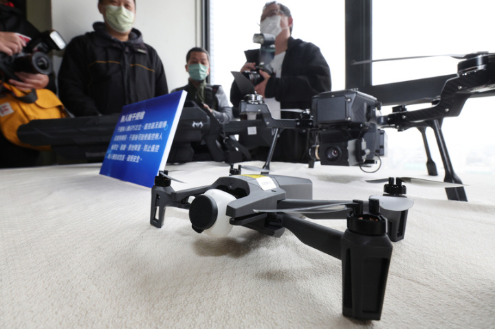 台北市警察局9日正式成立「數位科技戰情中心」，現場展示遙控無人機，其功能為犯罪偵查、地形勘查、路況及人潮查報使用。