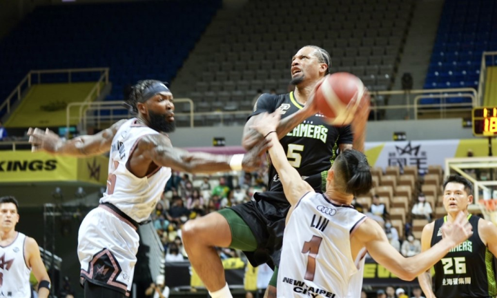 New Taipei Kings guards Kenny Manigault and Joseph Lin challange Formosa Taishin Dreamers forward Chris McCullough in the paint. CNA photo March 11, 2023