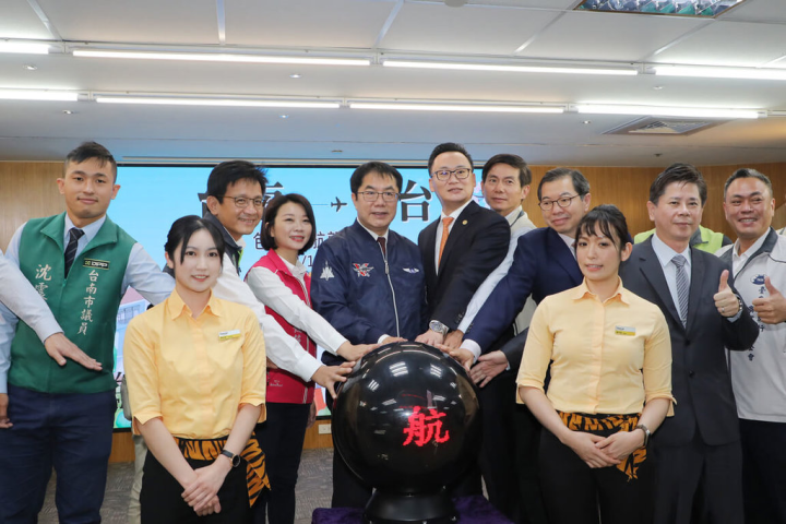 疫情解封，台南市長黃偉哲（左5）15日宣布，台灣虎航「台南－仙台」將於4月1日包機直航起飛。（台南市政府提供）