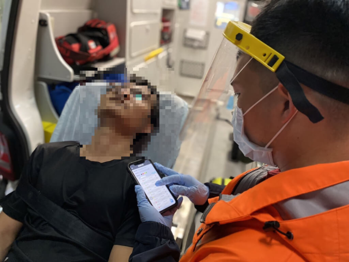 台北市消防局結合消防署開發「大量傷病患救護管理系統」及全國版電子傷票方式，並進行演練、操作，9日宣布每月首個週五訂為Trauma Day，救護員在演練時透過手機即可上傳傷病患資訊及救護車送醫情形。（台北市消防局提供）