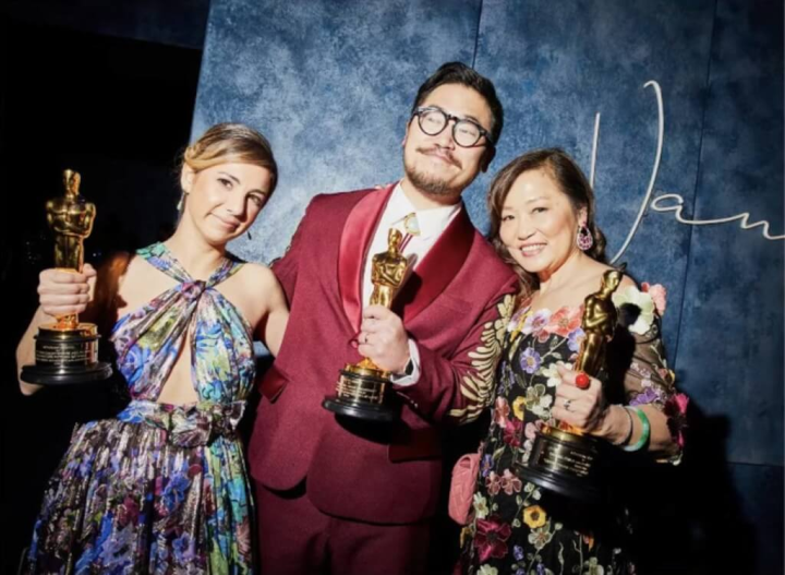 關家永（中）12日以「媽的多重宇宙」奪得奧斯卡最佳導演獎，與動畫師妻子克絲汀勒波（左，Kirsten Lepore）、母親關沈俊龍（右）合影。（關沈俊龍提供）