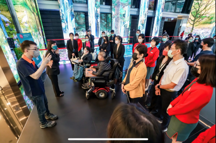 社團法人中華民國聽障人協會謝素分理事長、台灣障礙女性平權連線周倩如理事 長、社團法人台灣障礙者權益促進會劉于濟副秘書長於中國信託商業銀行營業部 入口聽取無障礙設施說明