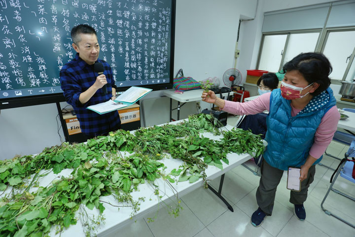 在李嘉梅（上圖左）的「節氣青草  養生廚房」教室中，學員藉由辨識青草、品嚐青草料理，讓青草重回到日常生活中。