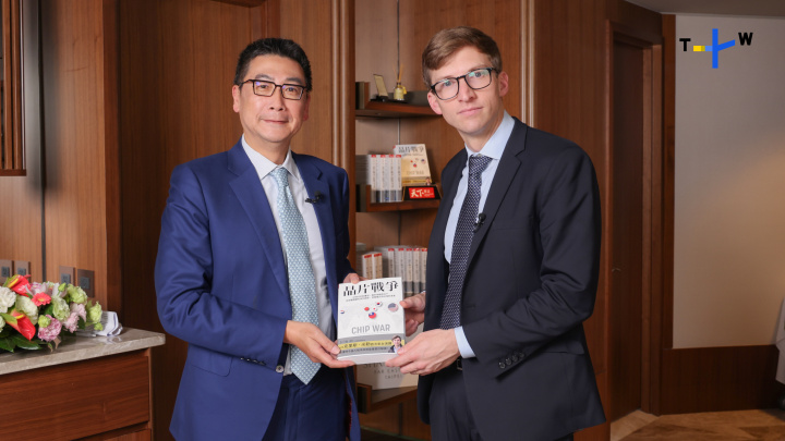 TaiwanPlus主持人暨寬量國際執行長李鴻基與《晶片戰爭》作者克里斯米勒展開對談