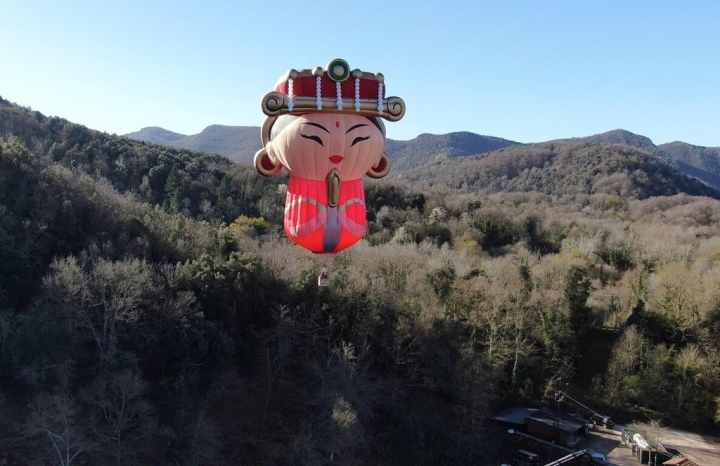 天際航空公司與西班牙當地Ultramagic Balloons公司簽署合作備忘錄，將在台東成立亞州唯一的熱氣球飛行訓練學校分校，台東天后宮委託西班牙製作的媽祖造型球首次亮相。（台東縣政府提供）