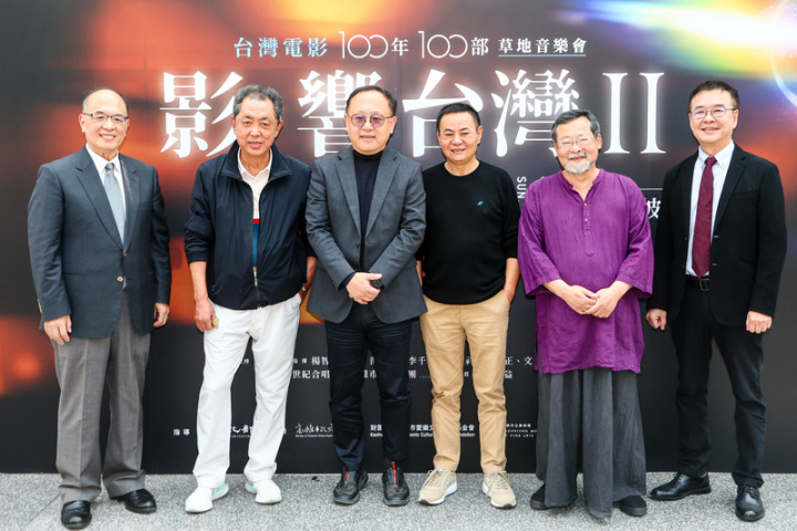 「影．響台灣Ⅱ」台灣電影100年100部草地音樂會將於11日、12日在高美館草坡登場，主辦單位8日在台北華山光點電影院舉行宣傳記者會，文化部長史哲（左3）、國家電影及視聽文化中心董事長藍祖蔚（左）、導演朱延平（左2）、國家影視聽中心年度形象大使蔡振南（右3）、音樂人陳明章（右2）、高雄市愛樂文化藝術基金會執行長朱宏昌（右）等出席為活動造勢。