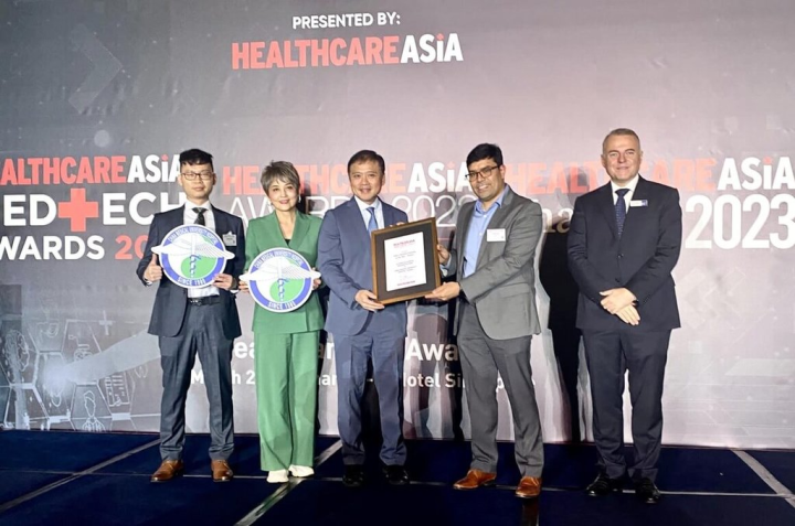 中國醫藥大學附設醫院29日在新加坡獲頒「亞洲醫療保健獎」的年度智慧醫院獎項，中國附醫國際醫療中心院長黃致錕（左3）、國際醫療中心執行長周艾齊（左2）等人出席領獎。（中國附醫提供）