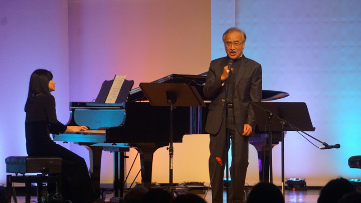 醫師廖政烱（右）在「台灣介心靈日」228紀念音樂會上演唱「杯底毋通飼金魚」這首威權時期的禁歌。