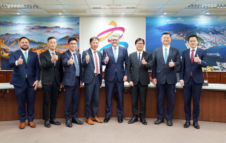 全球科技與資安領導品牌思科（Cisco）22日拜會高雄市政府，思科全球資深副總裁暨創新長蓋伊．狄德瑞奇（Guy Diedrich）（右4）與市長陳其邁（右3）、副市長羅達生（右2）、經發局長廖泰翔（右）等就數位轉型議題交流。（高雄市政府經發局提供）